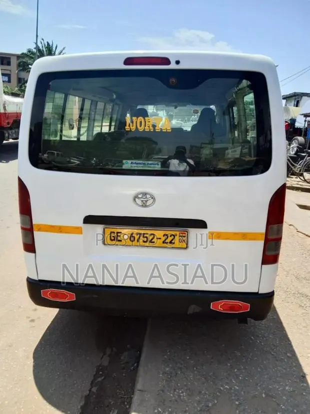 Toyota HiAce 2012 White · Photo 1