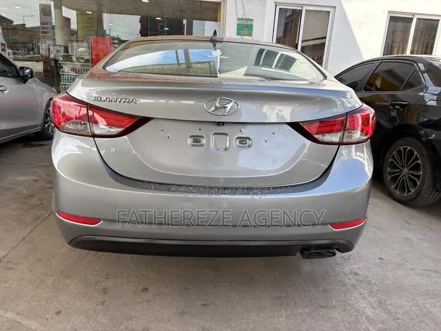 Hyundai Elantra SE 4dr Sedan (1.8L 4cyl 6M) 2015 Gray · Photo 1