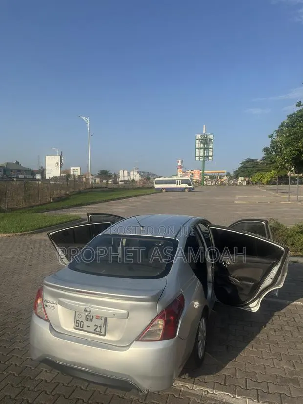 Nissan Versa 1.6 SL 2016 Silver · Photo 1