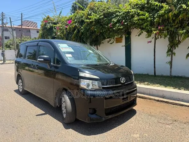 Toyota Voxy V 4WD 7-Seater 2013 Black · Photo 1