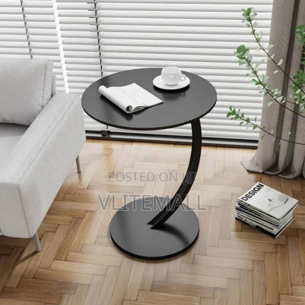 Round Side Table · Photo 1