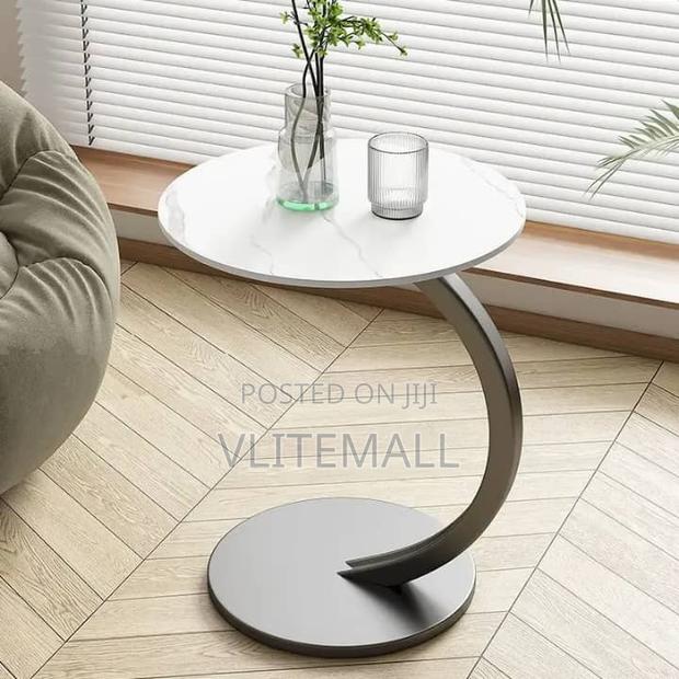 Round Side Table · Photo 2