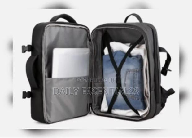 High Capacity Usb Port Backpack · Photo 2
