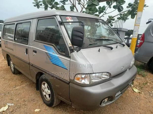Hyundai H-100 2000 Silver · Photo 1