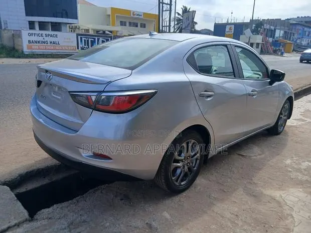 Toyota Yaris LE Sedan 4dr 2019 Silver · Photo 1