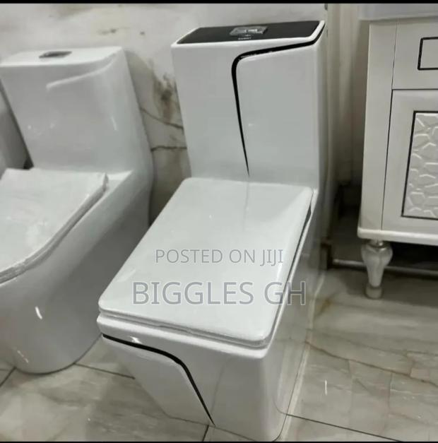 Black and White Designed Wc - White and Gold Wc · Photo 2