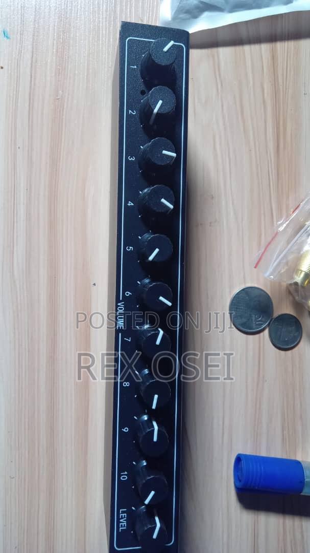 10 Channels Headphone Amplifier · Photo 2