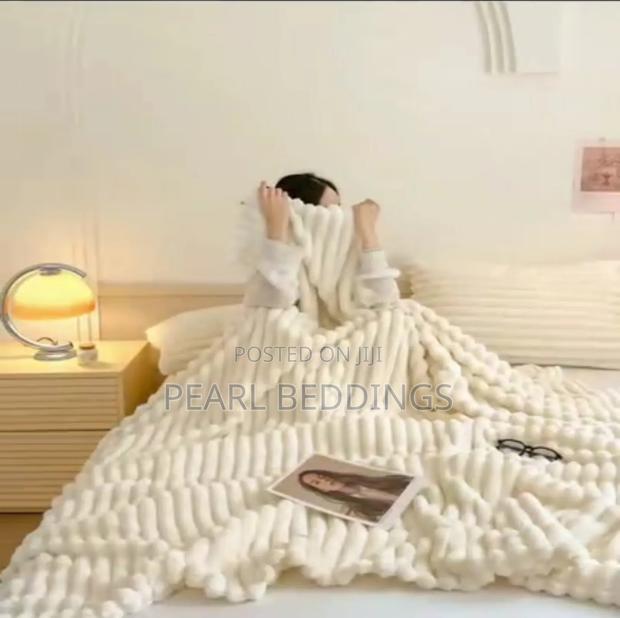 Premium Luxurious Stripped Plush Blanket With 2 Pillowcase · Photo 5