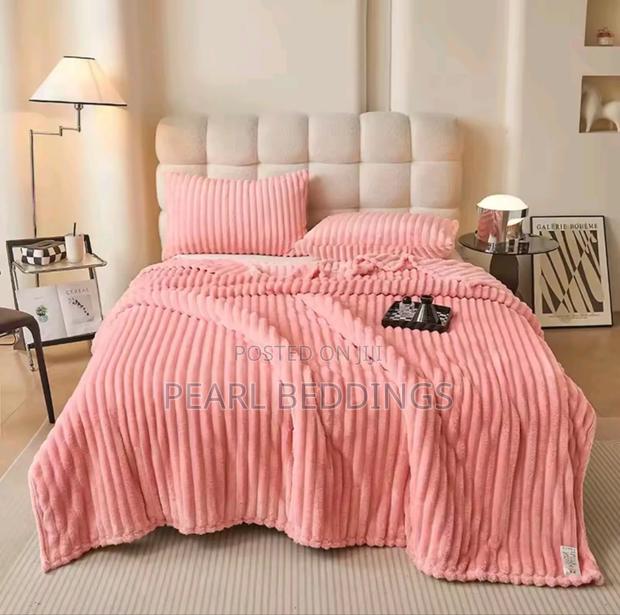 Premium Luxurious Stripped Plush Blanket With 2 Pillowcase · Photo 3