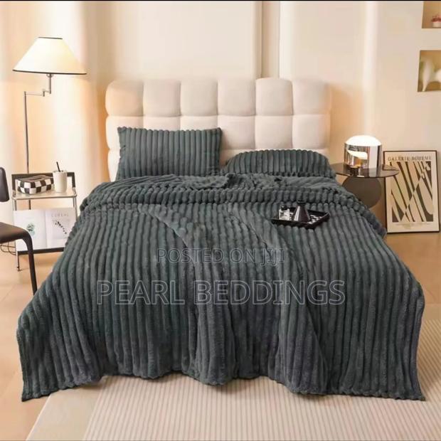 Premium Luxurious Stripped Plush Blanket With 2 Pillowcase · Photo 4