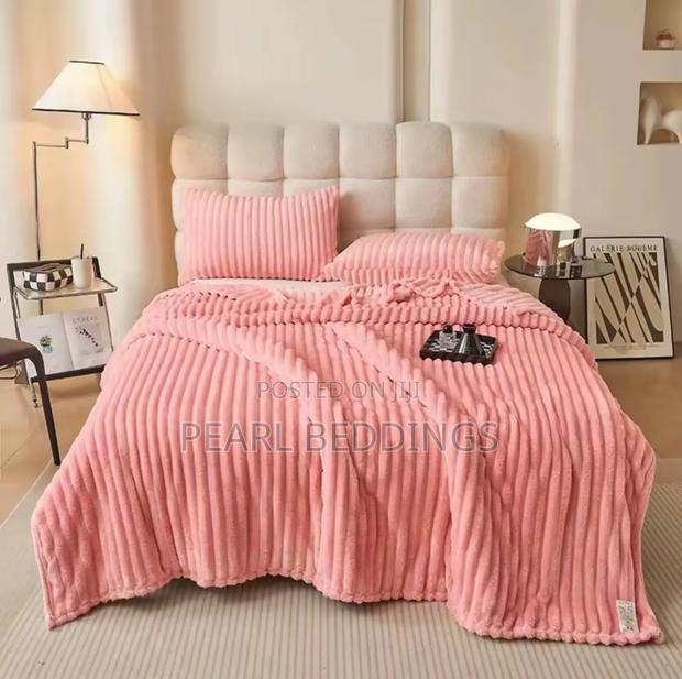 Premium Luxurious Stripped Plush Blanket With 2 Pillowcase · Photo 6