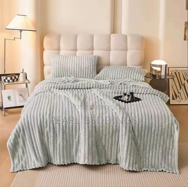 Premium Luxurious Stripped Plush Blanket With 2 Pillowcase · Photo 2