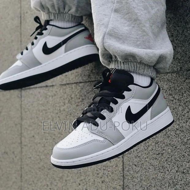 Air Jordan 1 Low "Light Smoke Grey" Sneakers · Photo 2