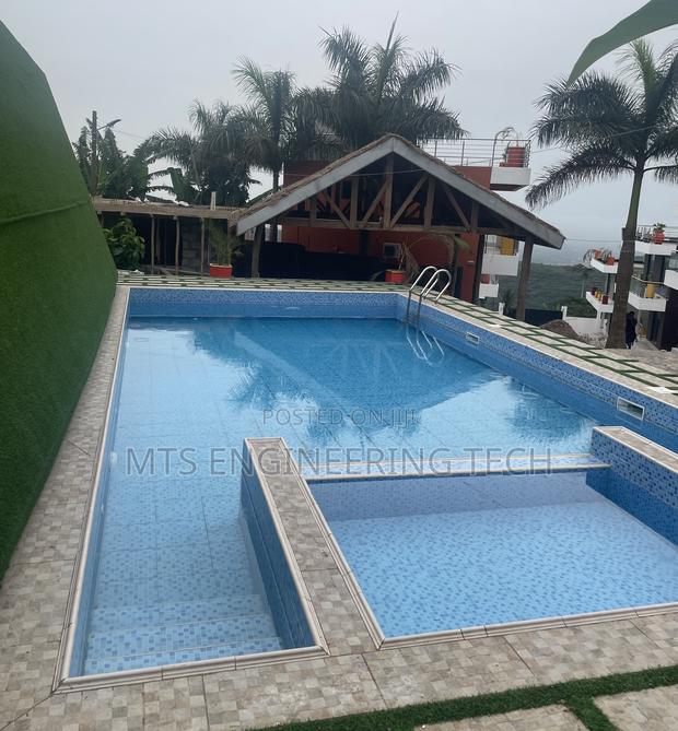 Bi-Fold Automated Pool Cover · Photo 4