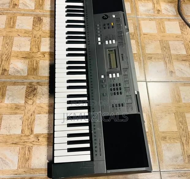 Yamaha PSR-E353 61-Key Portable Keyboard · Photo 5
