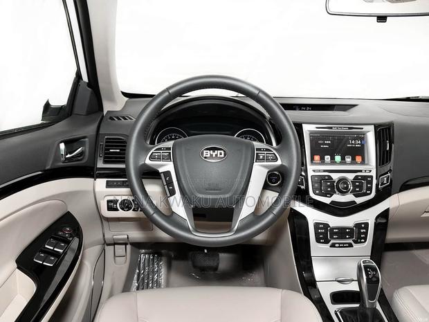 BYD E2 47 kWh 94 hp FWD 2019 White · Photo 5