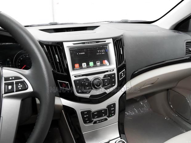 BYD E2 47 kWh 94 hp FWD 2019 White · Photo 3