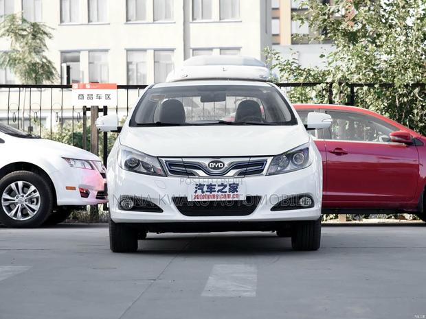 BYD E2 47 kWh 94 hp FWD 2019 White · Photo 7