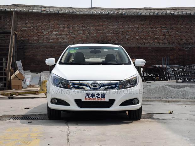 BYD E2 47 kWh 94 hp FWD 2019 White · Photo 2