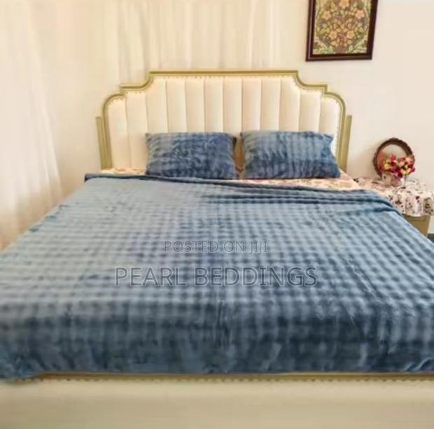 Premium Luxurious Bubble Comfy Blanket With 2 Pillowcases · Photo 3