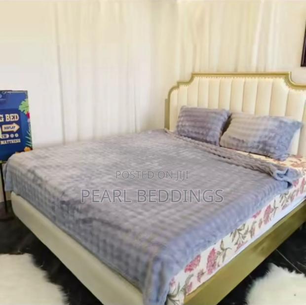 Premium Luxurious Bubble Comfy Blanket With 2 Pillowcases · Photo 7