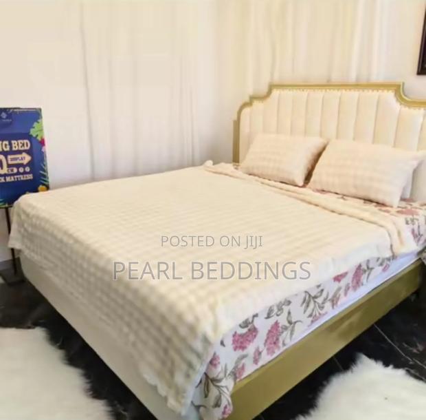 Premium Luxurious Bubble Comfy Blanket With 2 Pillowcases · Photo 8