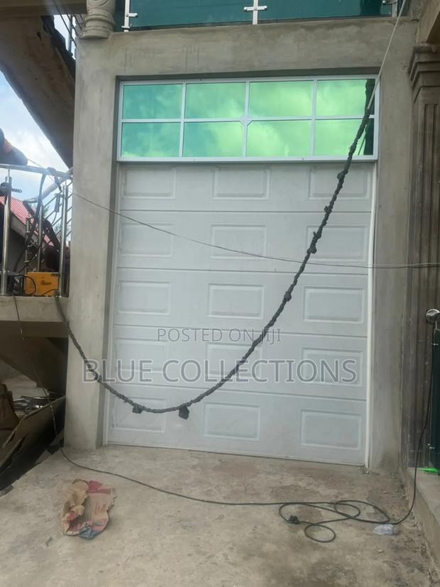 Automatic Garage Door With Fanlight and Remote Control · Photo 1