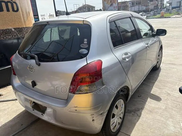 Toyota Vitz 2010 Silver · Photo 1