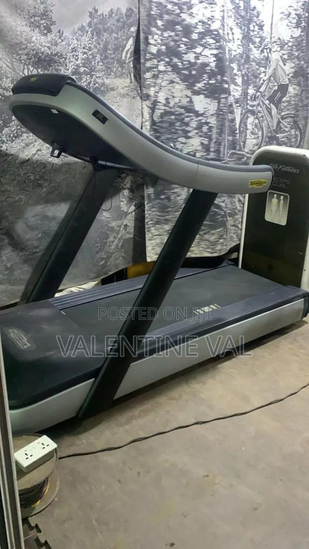 Technogym Profesional Smart Treadmill With Full Touch Screen · Photo 1