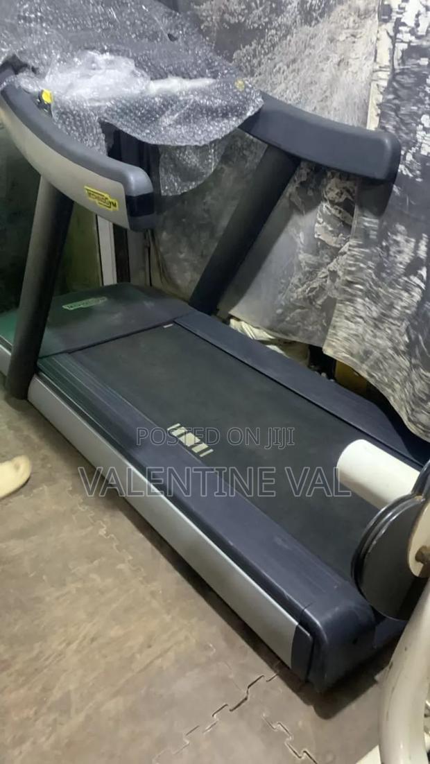 Technogym Profesional Smart Treadmill With Full Touch Screen · Photo 3