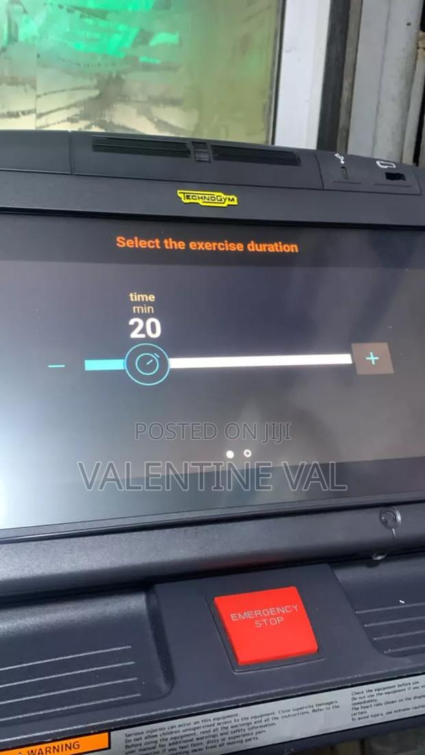Technogym Profesional Smart Treadmill With Full Touch Screen · Photo 5