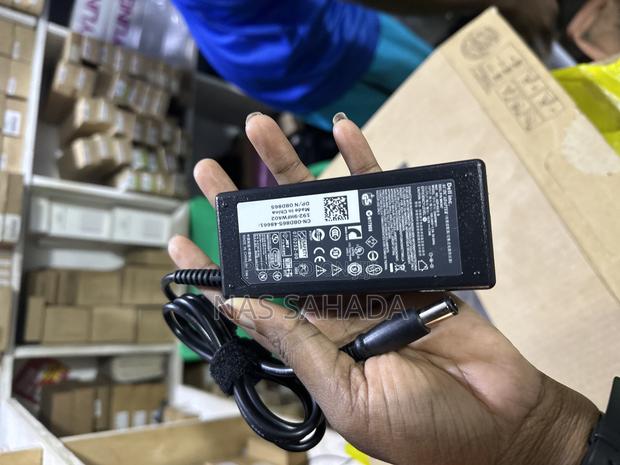 Dell Big Pin Charger · Photo 1