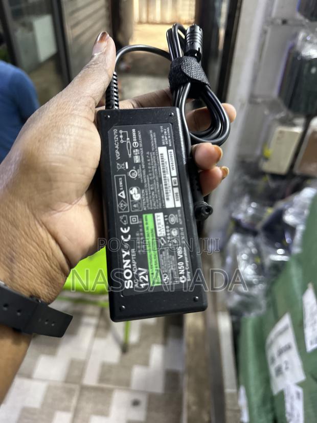 Dell Big Pin Charger · Photo 2