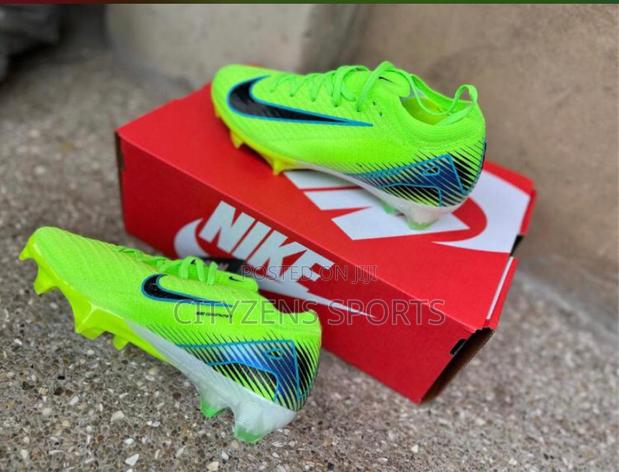 Kids Football Shoes · Photo 1