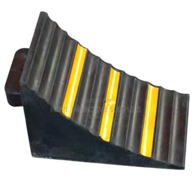 Heavy Duty Wheel Chock - Black. · Photo 7