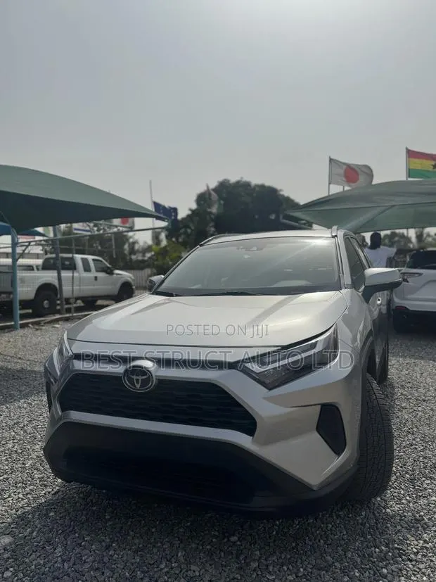 Toyota RAV4 XLE FWD 2023 Gray · Photo 1