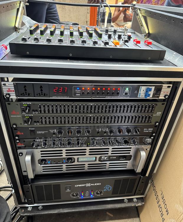 Full Rack With Ev Bass and 3- Line Arrays · Photo 1
