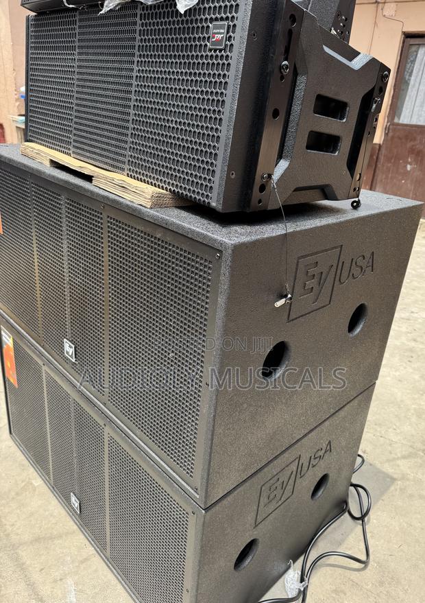Full Rack With Ev Bass and 3- Line Arrays · Photo 2