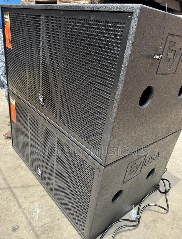 Full Rack With Ev Bass and 3- Line Arrays · Photo 7