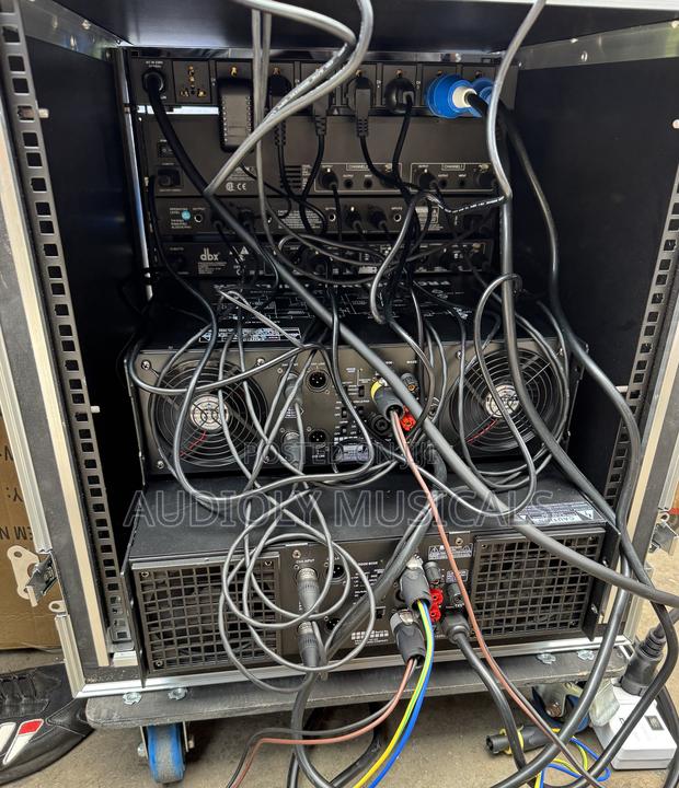 Full Rack With Ev Bass and 3- Line Arrays · Photo 5