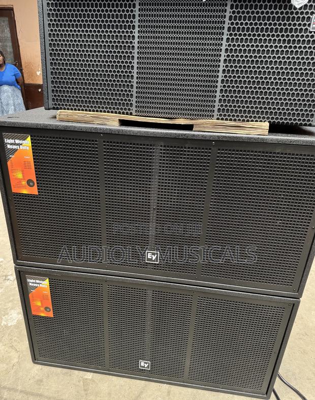 Full Rack With Ev Bass and 3- Line Arrays · Photo 6