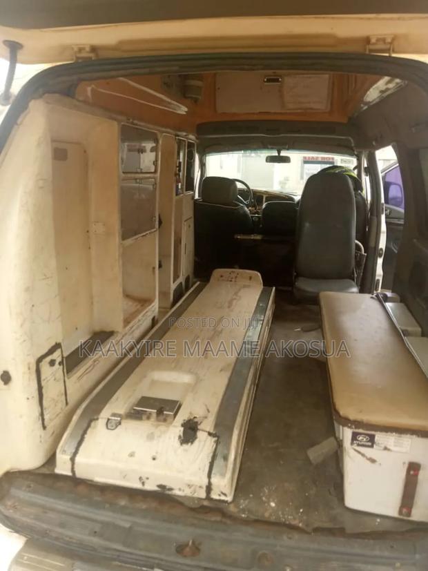 Hyundai H-100 2004 White · Photo 4