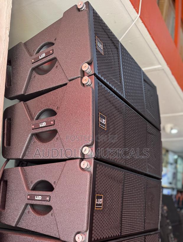 Full Rack With Ev Bass and 3- Line Arrays · Photo 8