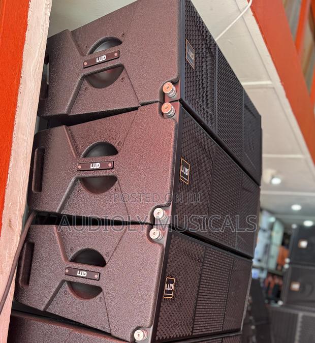 Full Rack With Ev Bass and 3- Line Arrays · Photo 3