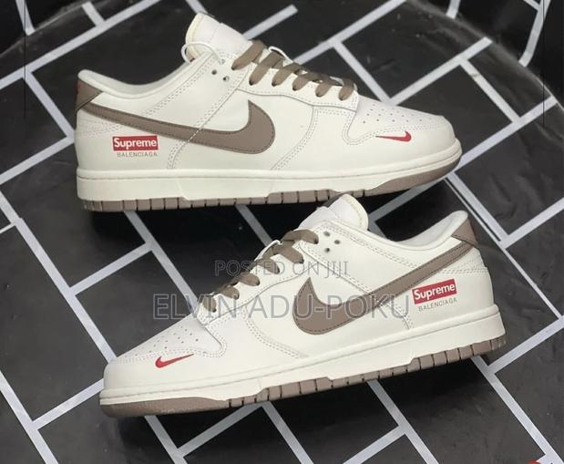 Nike Supreme Sb Dunk Low “ Beige “ · Photo 1