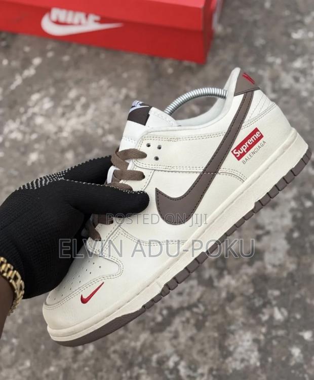 Nike Supreme Sb Dunk Low “ Beige “ · Photo 2