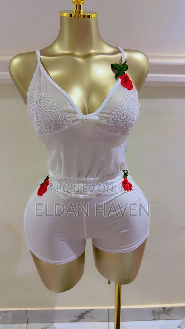 Leisure Wear With Rose Flower · Photo 1