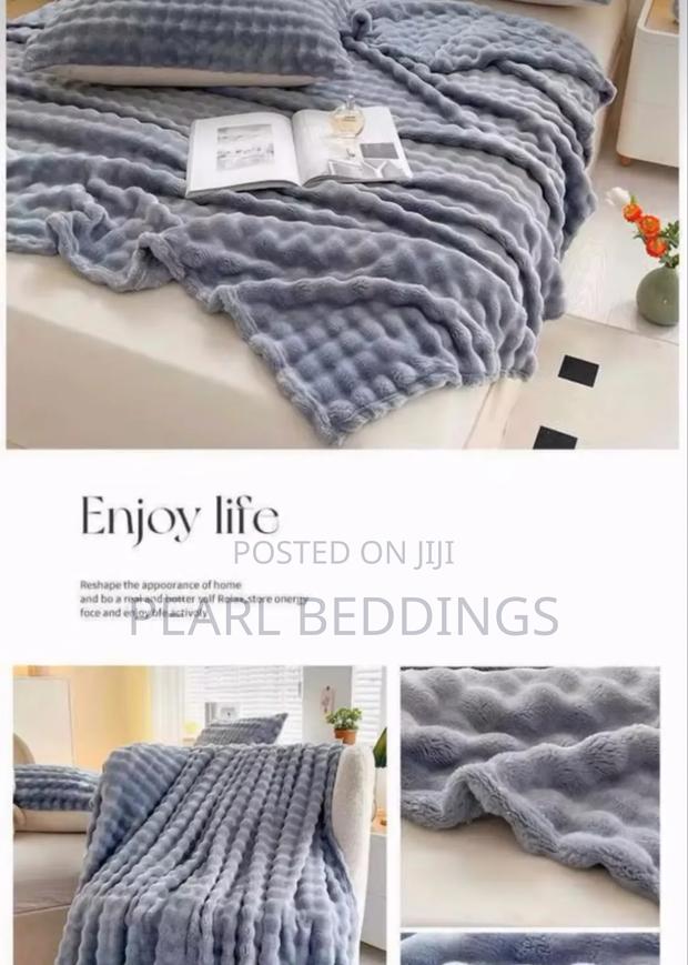 Premium Luxurious Bubble Comfy Blanket With 2 Pillowcases · Photo 2