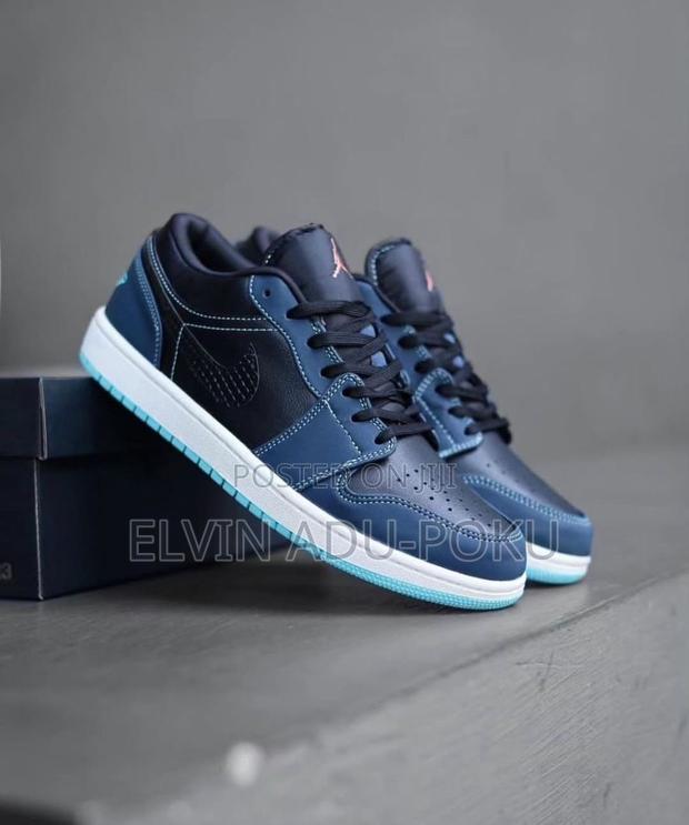 Air Jordan 1 Midnight Navy “Low” · Photo 1