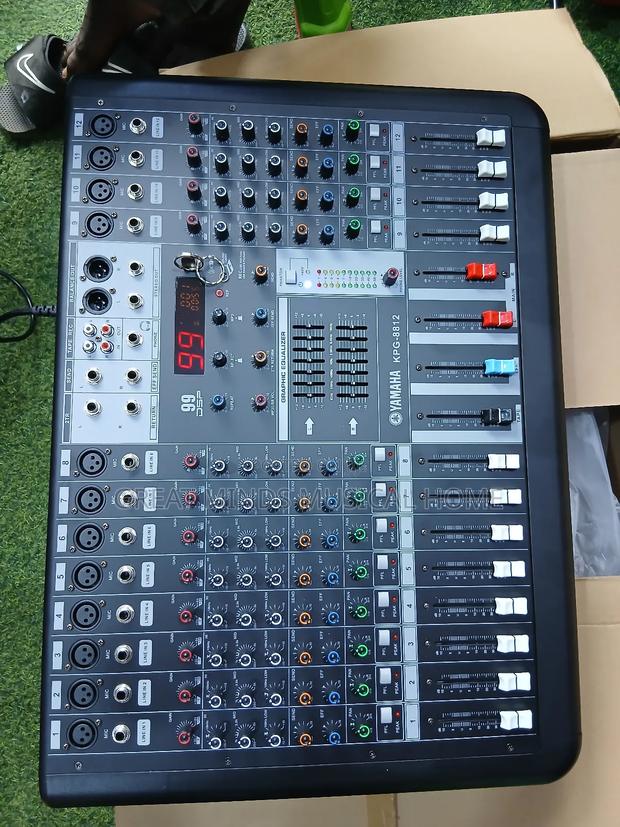 Yamaha KPG 12 Channels Mixer · Photo 2